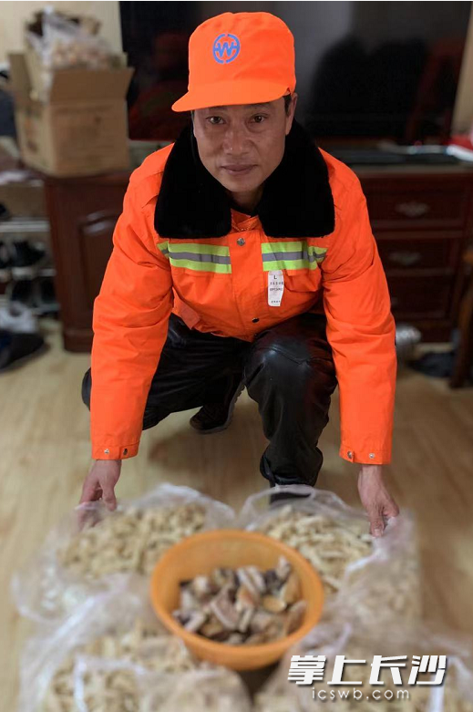 吴桂成和他从老家带过来的特产。长沙晚报全媒体记者 邓艳红 摄