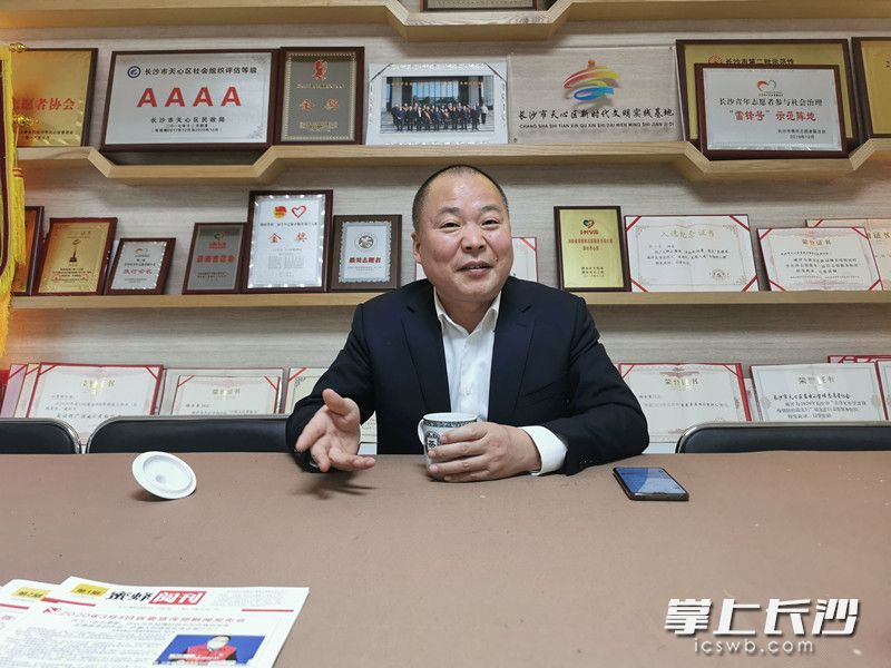 杨士泉接受本报记者采访，畅聊留守长沙过年的计划。长沙晚报全媒体记者刘树源摄