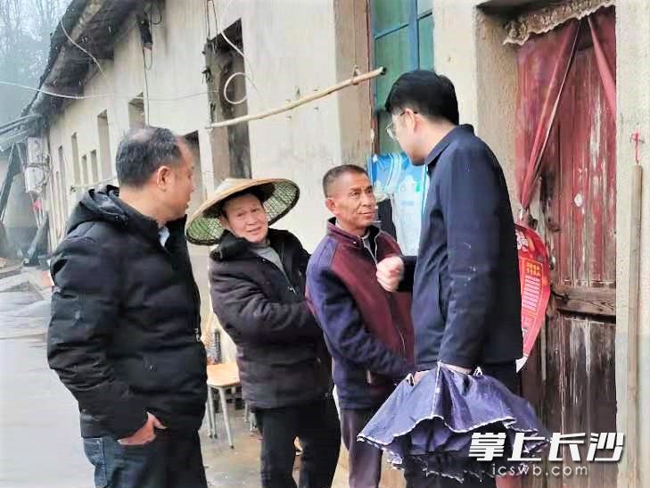 双江口镇党员干部连日来的走访慰问，为村民群众送去了年节的喜庆和温暖。