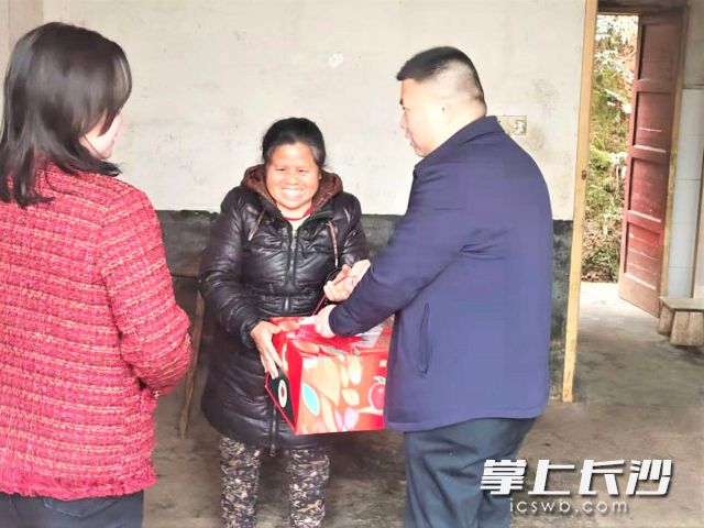 双江口镇党员干部连日来的走访慰问，为困难群众送去了年节生活物资。