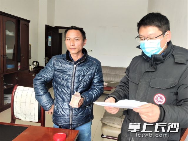 农民工拿到了辛苦得来的工资。长沙晚报全媒体记者 张禹 通讯员 刘勇 摄影报道