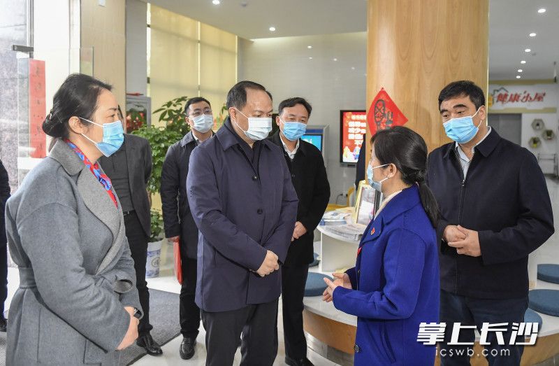 郑建新看望慰问坚守岗位的一线劳动者。 长沙晚报全媒体记者 余劭劼 摄
