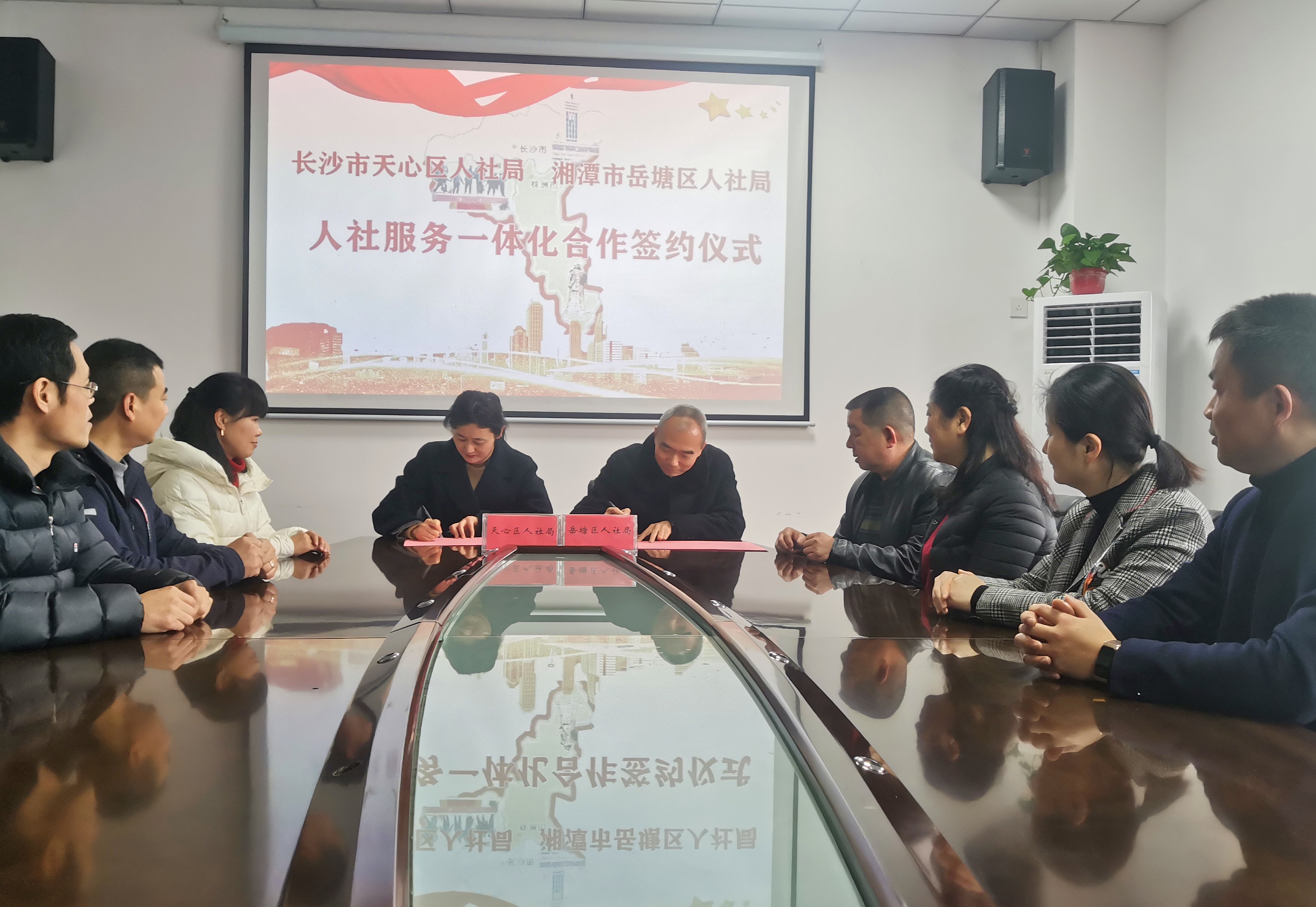 双方负责人签约。  均为长沙晚报全媒体记者王斌摄