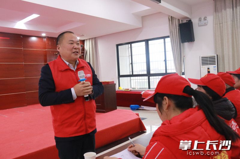 小蜜蜂志愿服务协会会长杨士泉分享志愿服务心得。
