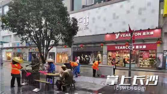 环卫工人正在黄兴南路步行街进行清扫。