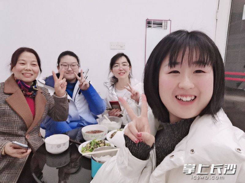 宿管阿姨李美莲特意邀请朱超然（右一）和其他留校同学来家里吃饭，让她们感受长沙的温暖。受访者供图