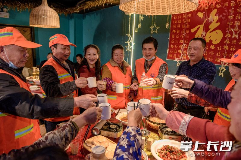 热气腾腾的暖心年夜饭给环卫工们带来满满的年味。  均为长沙晚报全媒体记者陈飞摄