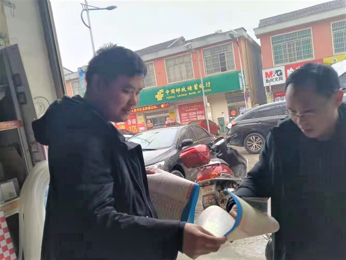 宁乡市人社局收集全市规模企业的7000多个岗位用工信息，印发10万份“春风行动”宣传卡，通过乡镇（街道）安排人员发放给村民群众。 长沙晚报全媒体记者 张禹 通讯员 朱献良 摄影报道