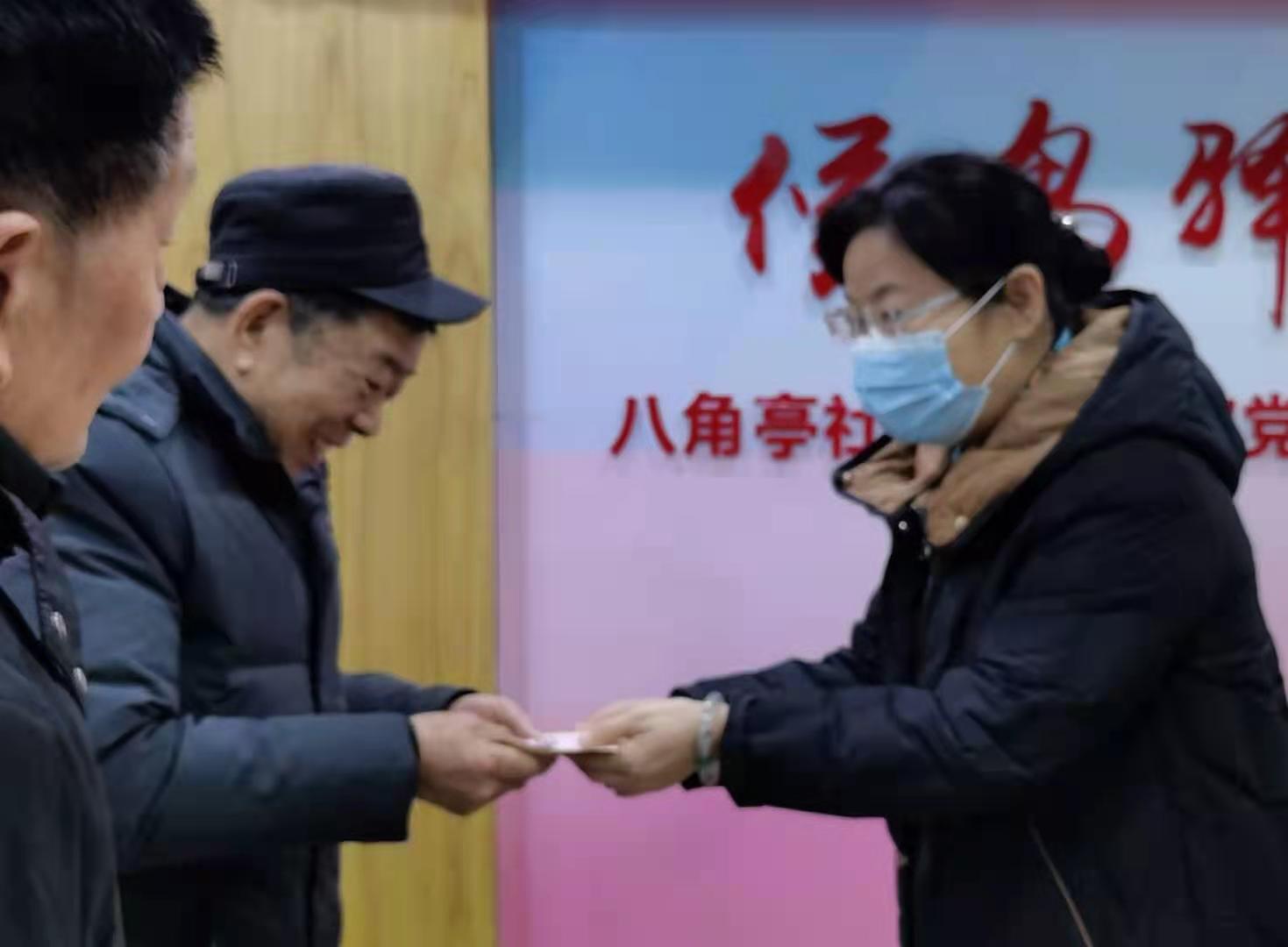 天心区人大常委会主任于献一行人慰问群众。