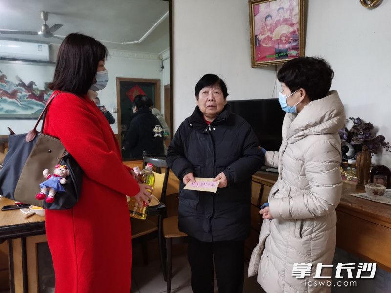 区人大代表、爱心单位上门慰问八角亭“三老”困难老人。