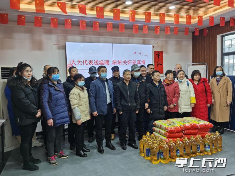 区人大代表邱平安为辖区居民送温暖。    均为通讯员供图