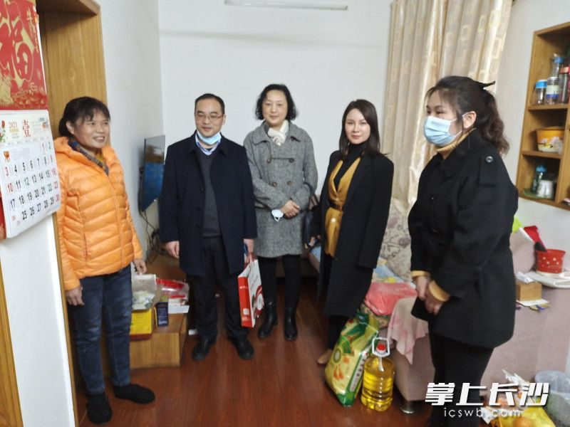 金盆岭街道政协委员组走访慰问困难群众，聆听民生需求。