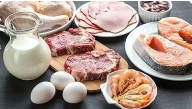 鸡蛋、牛奶、鱼肉、虾肉、鸡肉、鸭肉、瘦牛肉、瘦羊肉、瘦猪肉、大豆等含优质蛋白质。均为湖南疾控供图