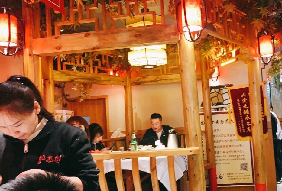 严三毛烧烤店100多名员工，多数都不回老家过年，公司负责吃住。