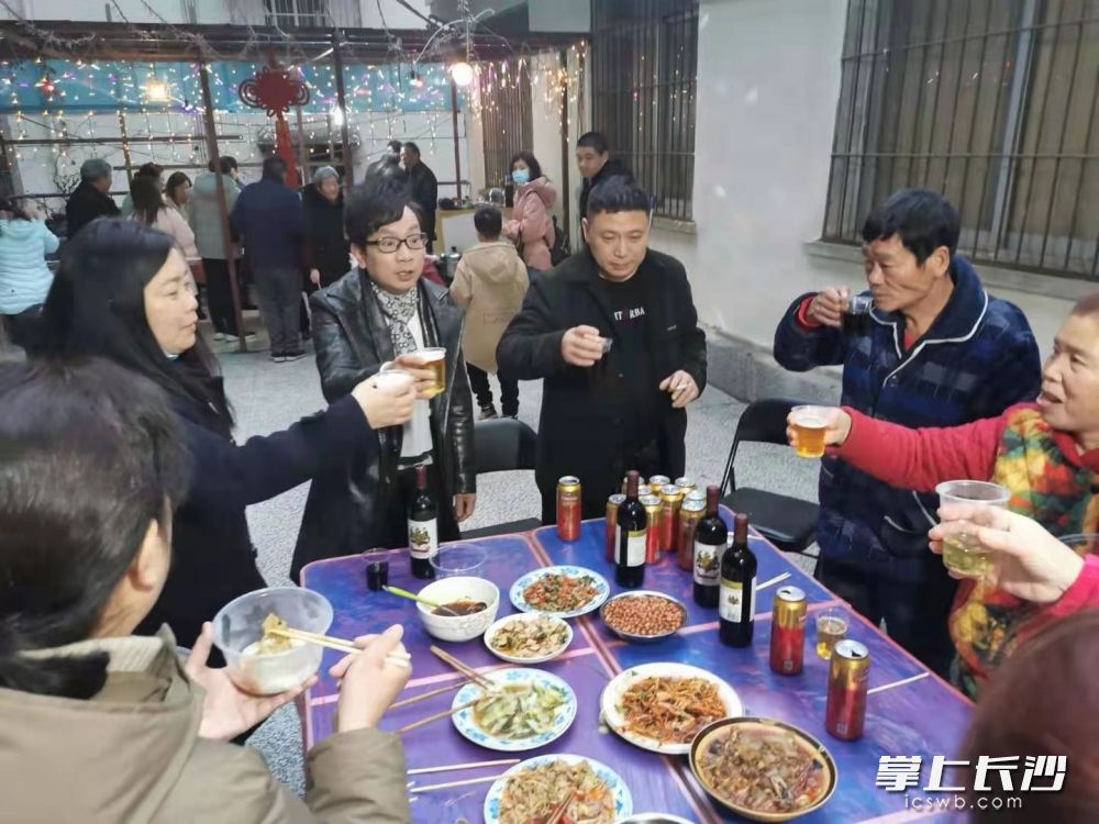 坡子街社区洪家井邻里居民开怀畅饮，说不完的邻里家常，喜迎春节到来