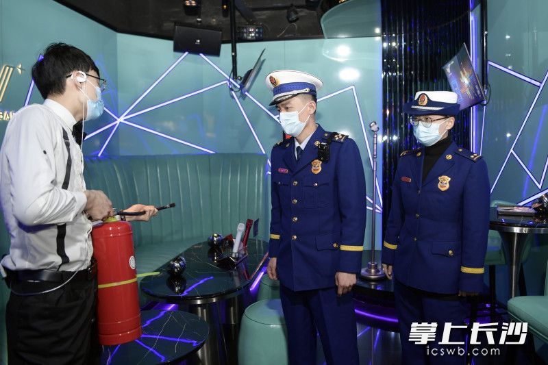 长沙消防在除夕夜组织开展春节“夜查”行动。