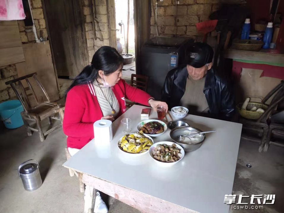 同升湖社区的工作人员，给老人们送上可口年饭。长沙晚报通讯员  张露摄