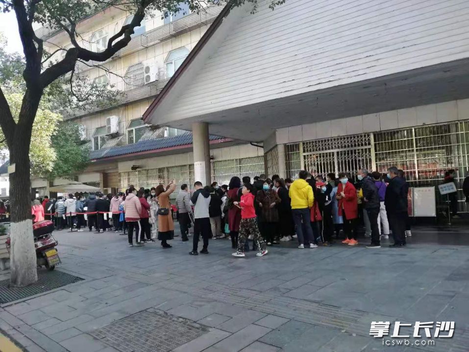 大年初三上午十时，湖南省博物馆前的等候区， 观众“起了堆”。 任波摄