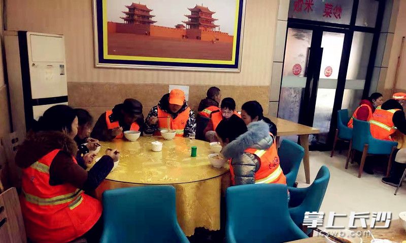 环卫工在分享爱心拉面早餐。芙蓉环卫供图
