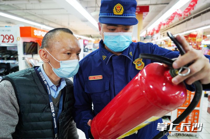 春节假期，长沙市消防部门深入辖区商业综合体等人员密集场所，开展消防安全检查。均为长沙晚报通讯员 谢海鹏 供图