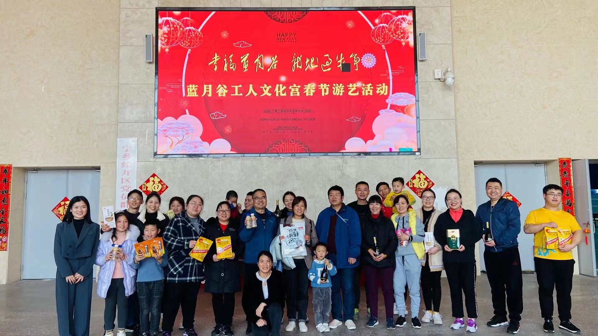 参加完比赛，拿到各种奖品，大家开心合影。