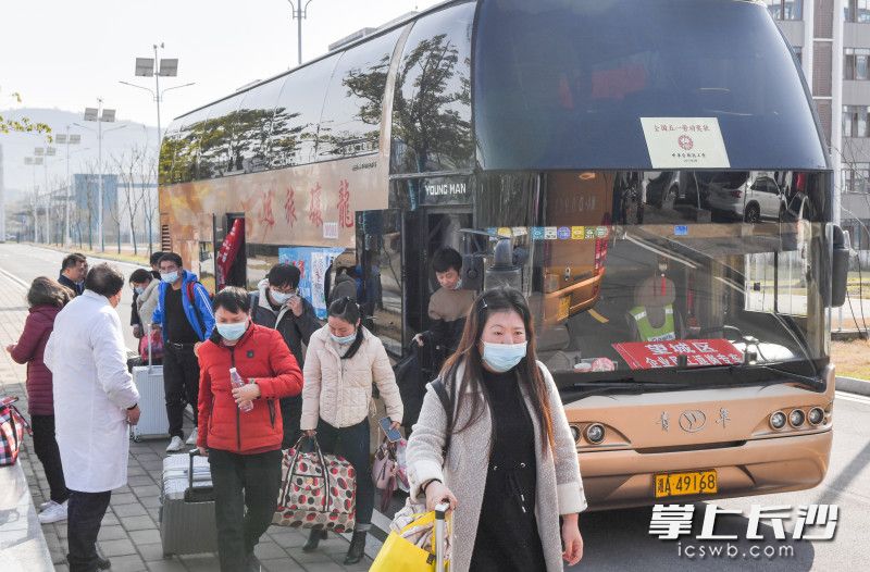2月17日，望城区派专车迎接企业员工返岗，图为长沙比亚迪电子有限公司的员工已经平安抵达了厂区。长沙晚报全媒体记者 邹麟 摄