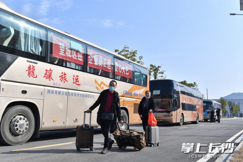 2月17日，望城区派专车迎接企业员工返岗，图为长沙比亚迪电子有限公司的员工已经平安抵达了厂区。长沙晚报全媒体记者 邹麟 摄