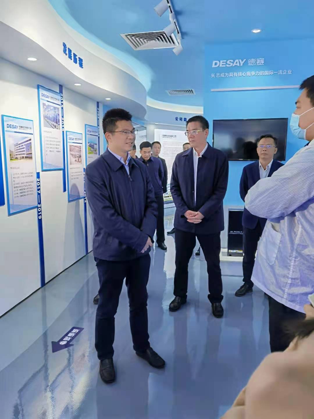 刘拥兵（左一）表示全力以赴支持项目建设，竭尽全力为企业发展提供全方位支持。全媒体记者 朱华