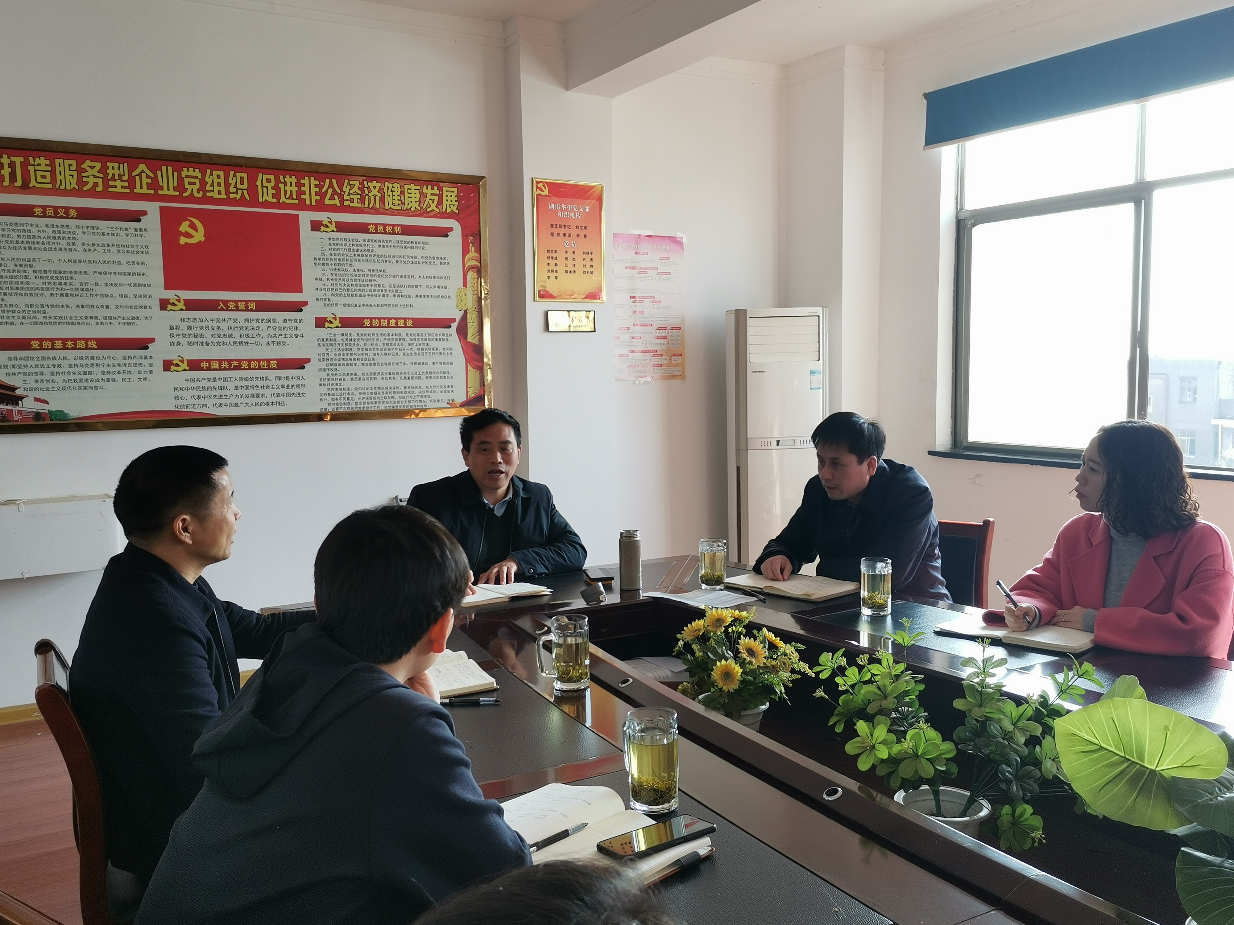 新春上班第一天，望城区行政审批服务局相关负责人前往企业进行帮扶指导，为企业释疑解惑。