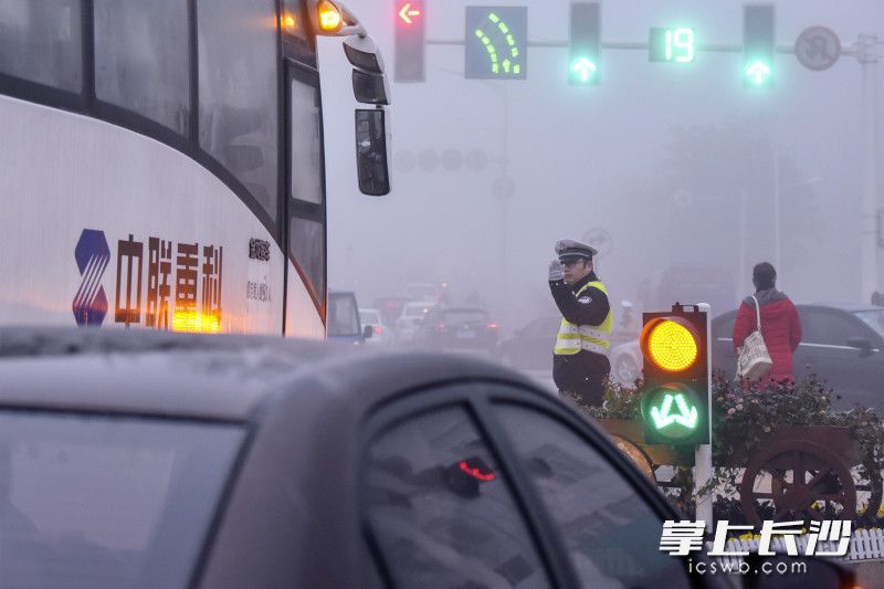 春节假期，全省各地公安交警坚守一线，确保安全畅通。均为湖南交警供图