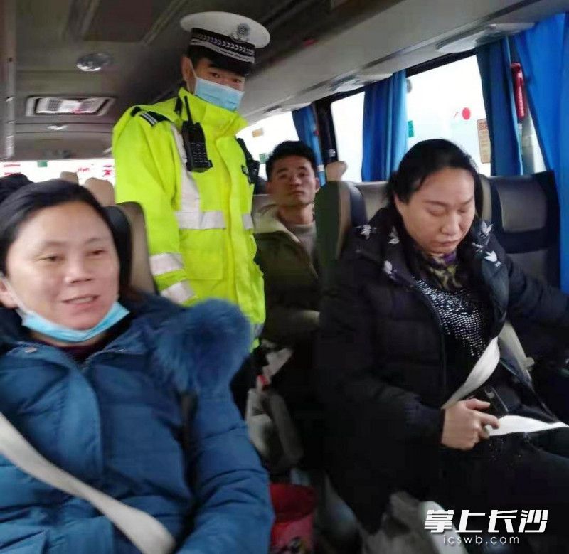 各地公安交警严查违法，加强指挥疏导和交通安全宣传。