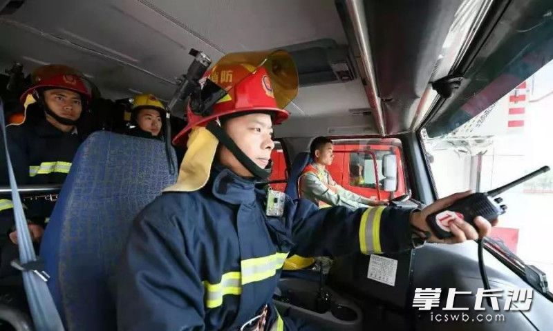 郭伦高在出警途中。资料图