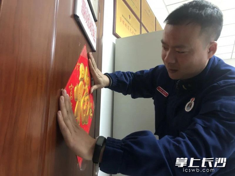 今年春节假期，郭伦高再次留在消防救援站，坚守岗位。长沙消防供图