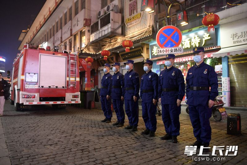 除夕夜，消防员开展流动式巡防和蹲点式驻守。均为长沙晚报通讯员 谢海鹏 摄