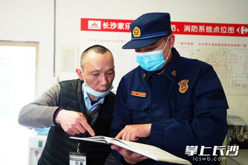 春节假期，长沙消防对人员密集场所开展消防安全检查。
