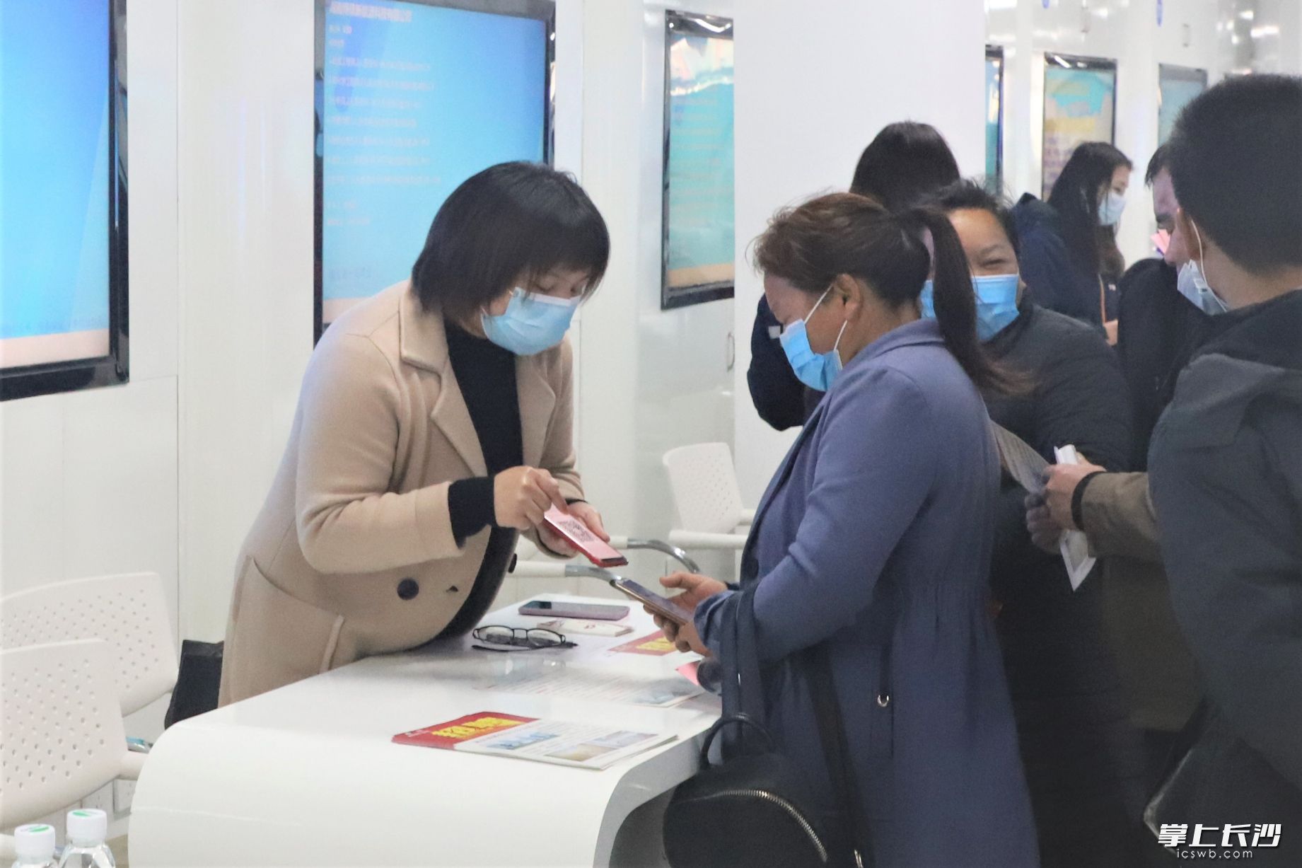 宁乡市人社局开展“春风行动”新年第一场招聘会，现场有不少人和企业达成了就业意向。