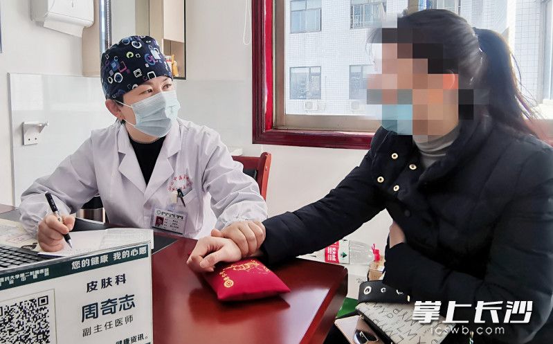 湖南中医药大学第二附属医院（湖南省中医院）皮肤科副主任医师周奇志在接诊患者。由医院供图