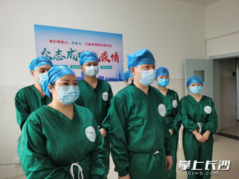 春节期间，坚守在抗疫一线岗位上的长沙市公共卫生救治中心（长沙市第一医院北院）医务人员。照片均由长沙市第一医院提供