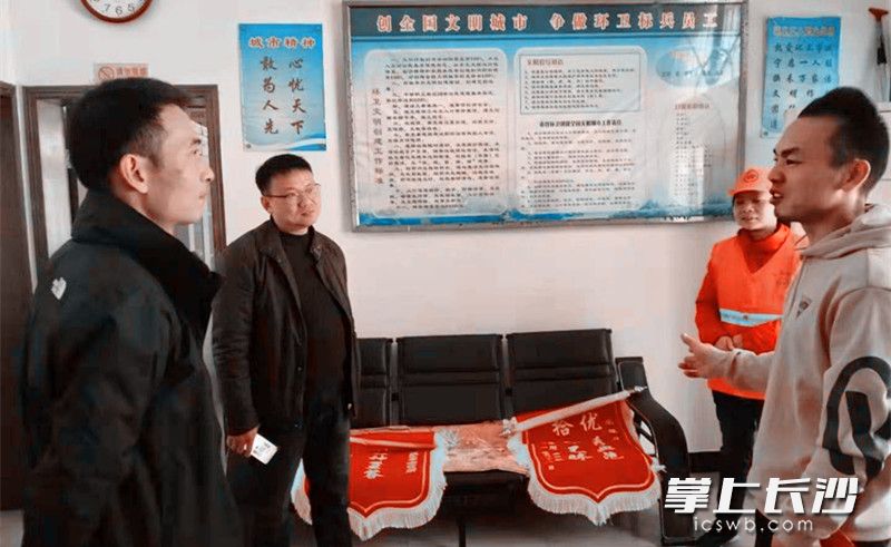 失主送来锦旗向环卫工袁旭丹和环卫所表达了由衷的感激之情。