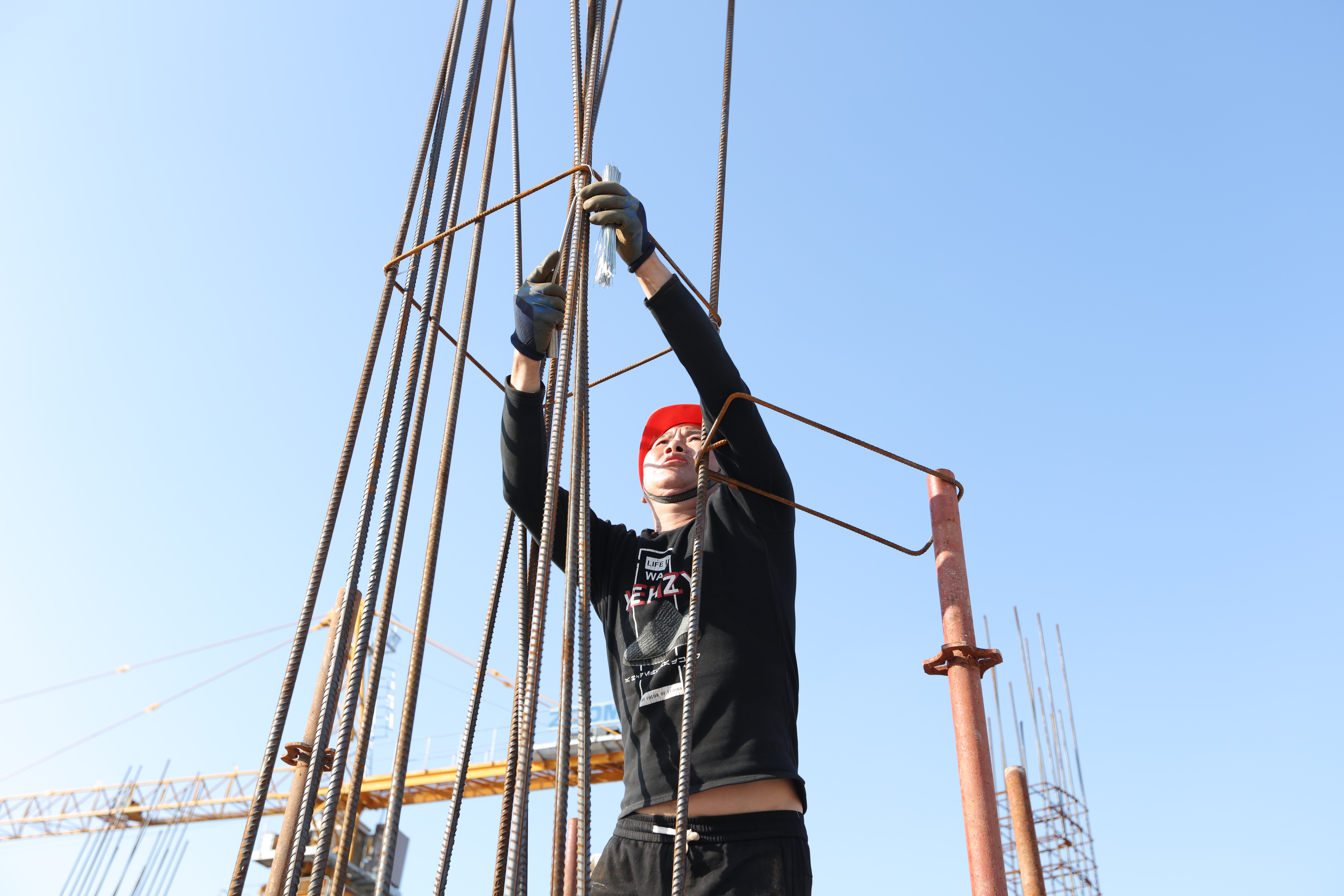 中非经贸合作促进创新示范园二期的建设工地上，工人们加紧赶工。