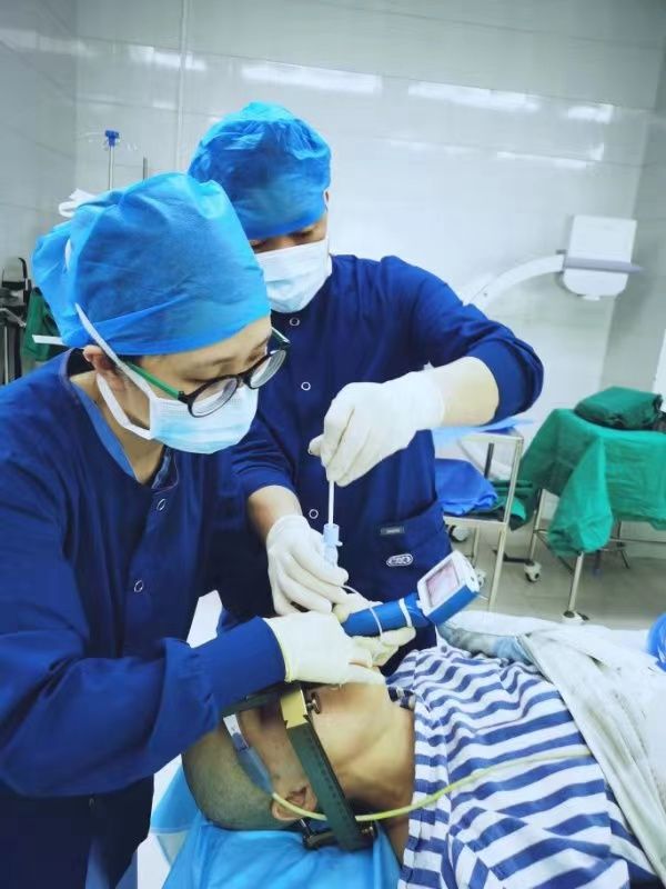 湖南省人民医院成功开展首例帕金森病DBS手术(脑起搏器手术)。均为长沙晚报通讯员 梁辉 田华 供图 湖南省人民医院成功开展首例帕金森病DBS手术(脑起搏器手术)。均为长沙晚报通讯员 梁辉 田华 供图