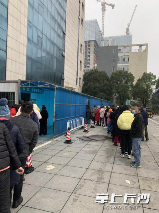 湖南省肿瘤医院门口的核酸检测点排起了长队。通讯员 周艳华 摄