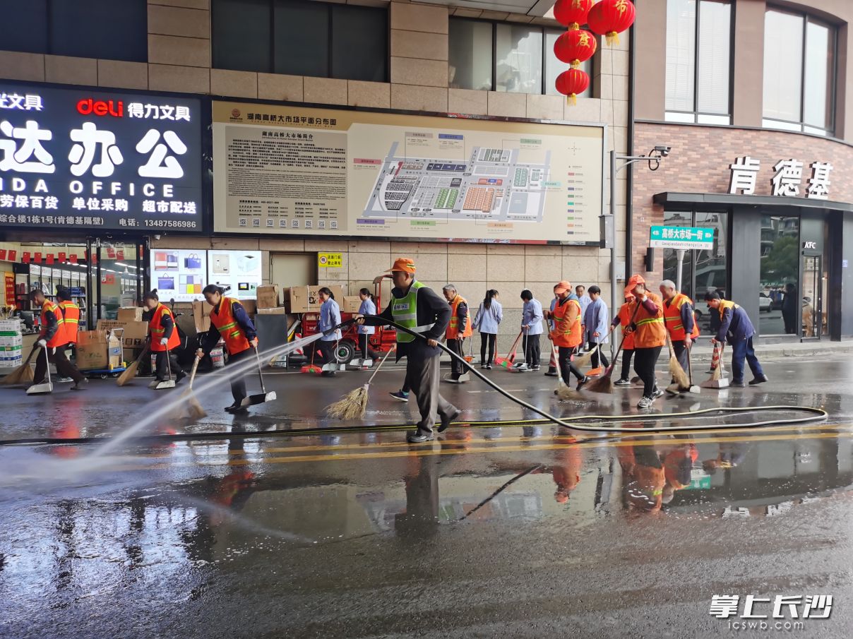 高桥大市场内，大清洁大清扫让市场环境更整洁。长沙晚报通讯员   黄钰瑶  摄