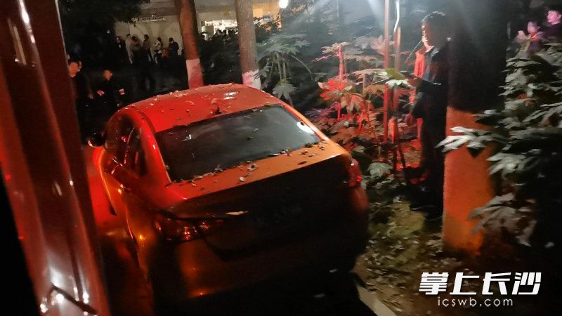 消防车行进过程中，被不少停在路边的小车拦住去路。视频截图
