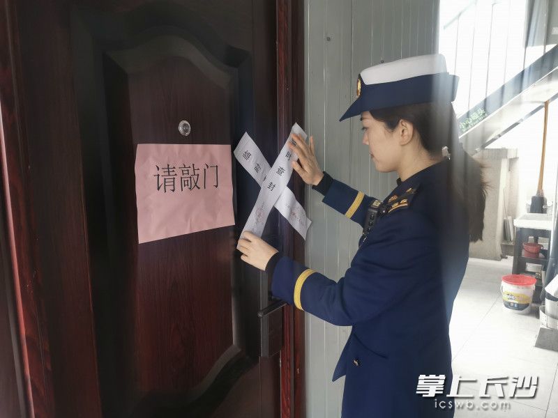 消防监督员对酒店屋顶彩钢板泡沫芯搭建的员工休息室、厨房、食堂进行临时查封。岳麓消防供图