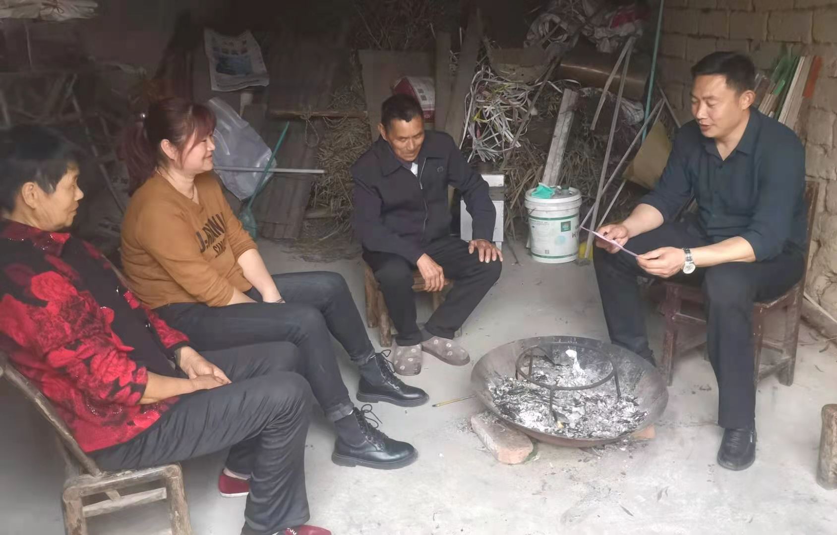 安沙镇新华村新上任的党总支书记黄治国走访群众，了解群众最急迫、最关心的民生实事。长沙晚报通讯员 聂芬 摄