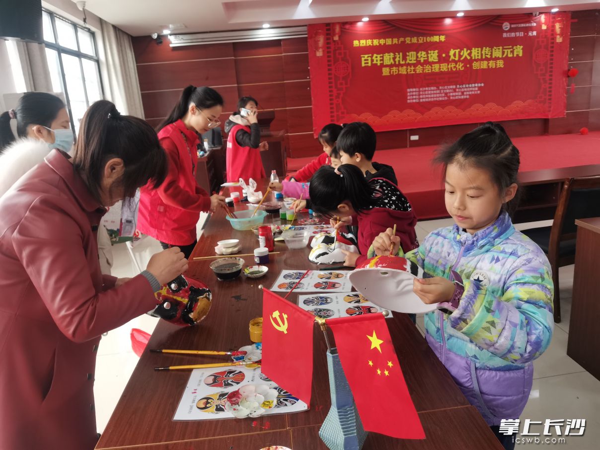 学习传统文化，灯火相传闹元宵。长沙晚报全媒体记者 王斌 摄