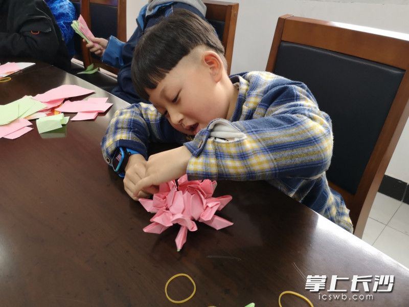 孩子们正在折莲花。