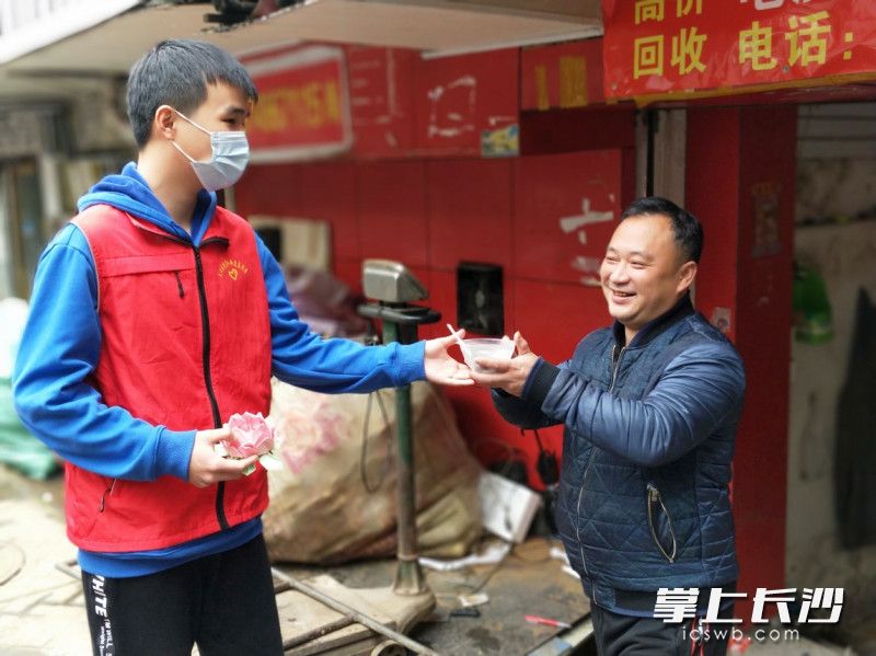 志愿者给外来务工人员送汤圆。长沙晚报全媒体记者 王斌 摄
