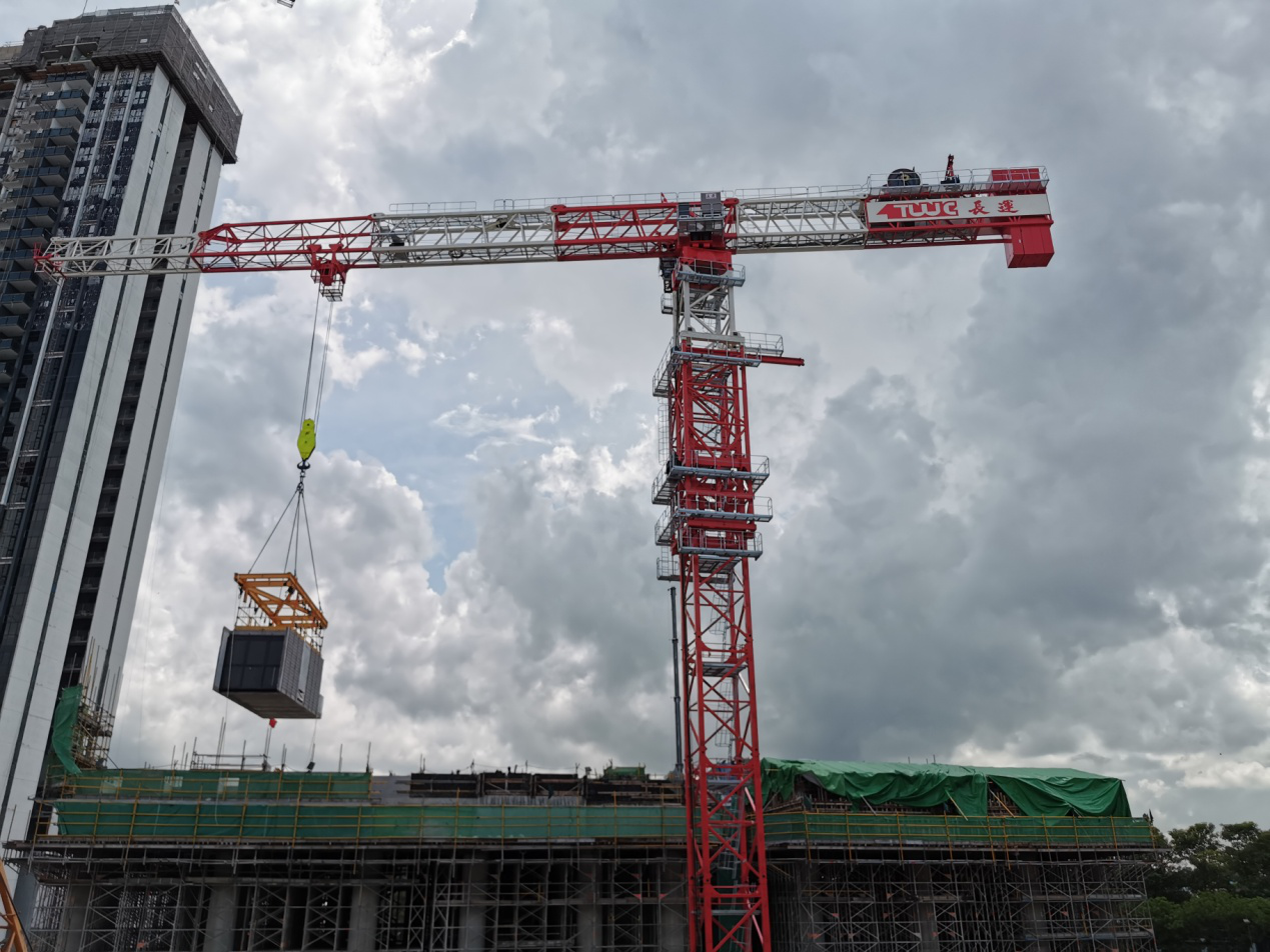 中联重科T1200-64W塔机助建新加坡PPVC建筑。　通讯员丁未供图